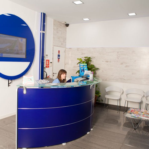 Oralduero clínica dental en Aranda de Duero foto recepción