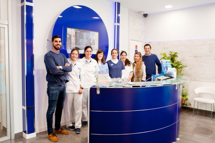 Oralduero clínica dental en Aranda de Duero foto todo el equipo en recepción