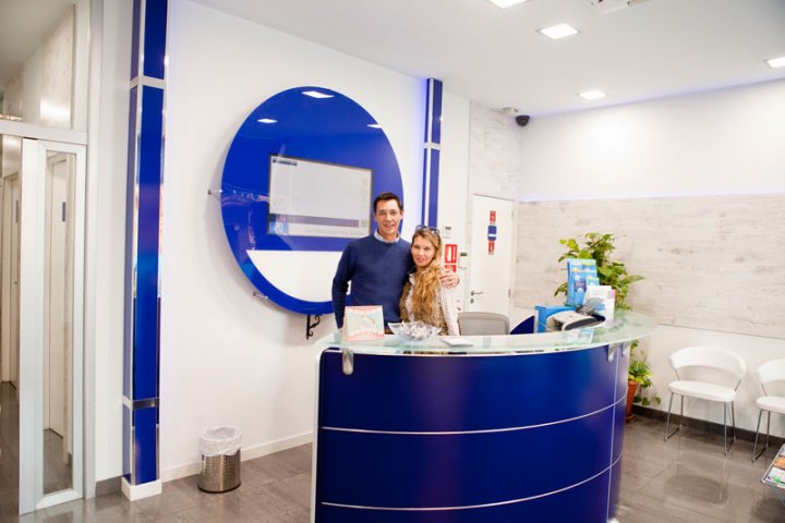 Oralduero clínica dental en Aranda de Duero foto personal en recepción