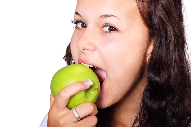 comer manzana